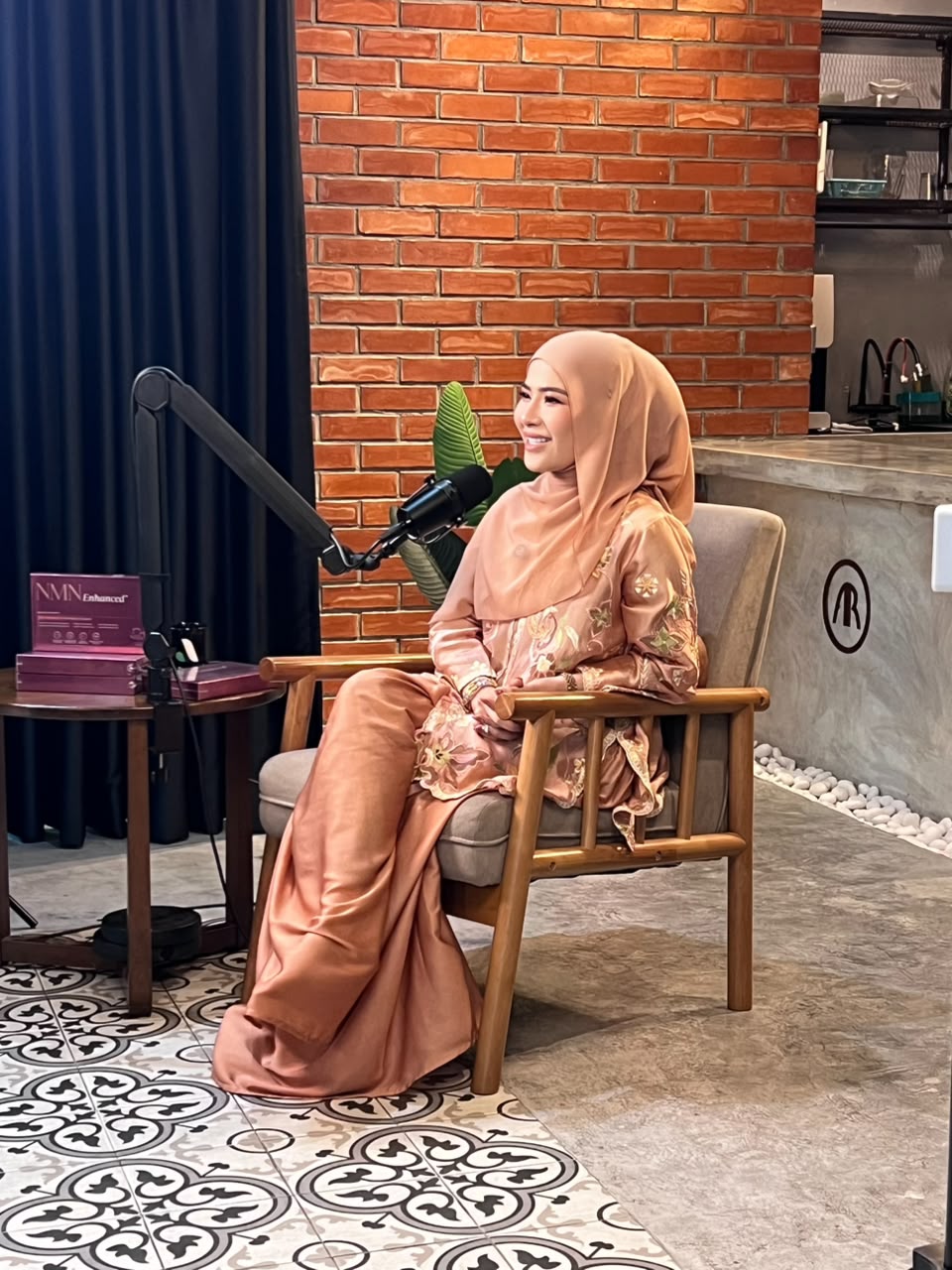Madammu Eriyca Baiduri Dalam Sesi Podcast Diari Madammu Madammu Eriyca Baiduri duduk dalam sesi podcast sambil berkongsi refleksi peribadi tentang kehidupan, perjalanan bisnes dan inspirasi wanita.